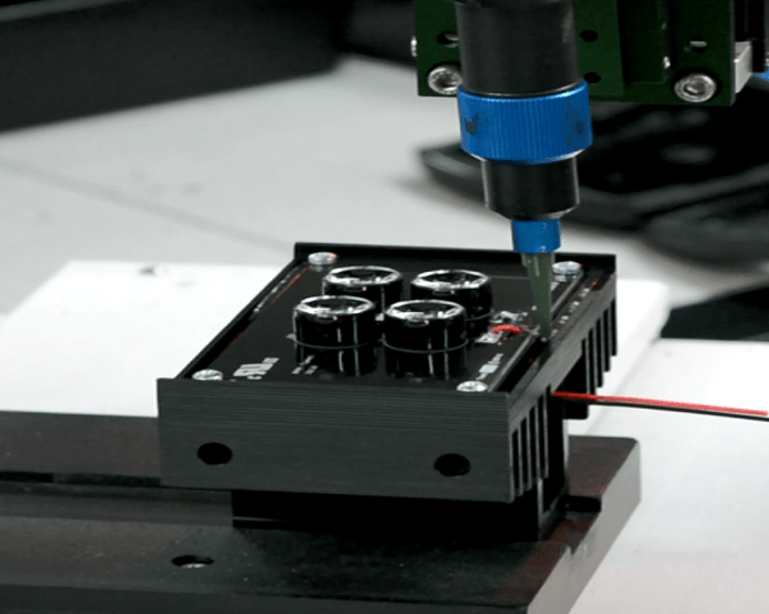 Encapsulating bzw. Auftragen einer Elektronikvergussmasse mit preeflow Dispenser bei GJD