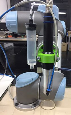 Auftrag von Schutzlack mit preeflow Sprühdispenser in einer Conformal Coating Anwendung