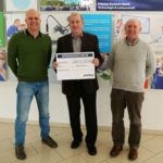 From left to right: preeflow manager Thomas Diringer, Weltkinderlachen board member Franz Trifellner and ViscoTec CEO Georg Senftl at the symbolic cheque presentation of the christmas donation.