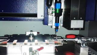 Anwendungsbeispiel preeflow Auftragung UV Klebstoff