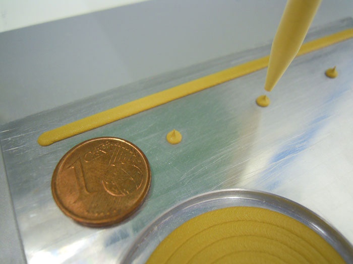 Dosierung abrasiver Wärmeleitpaste mit preeflow eco-DUO Dispenser